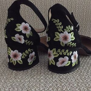 Franco Sarto Floral Embroidered Block Heels sz7